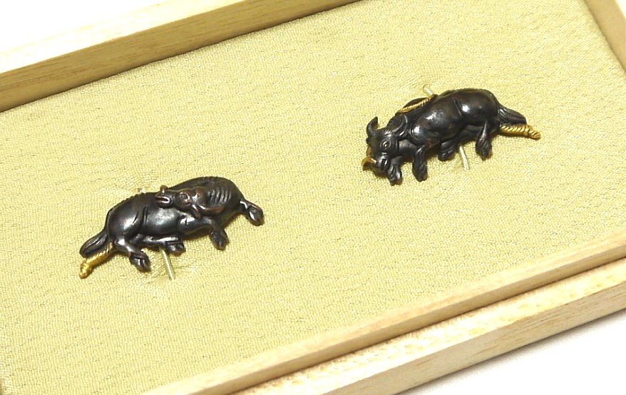目貫、赤銅地に水牛図 素銅地鍍金蝙蝠図目貫 埋忠 | 松風刀装店 antiques matsukaze