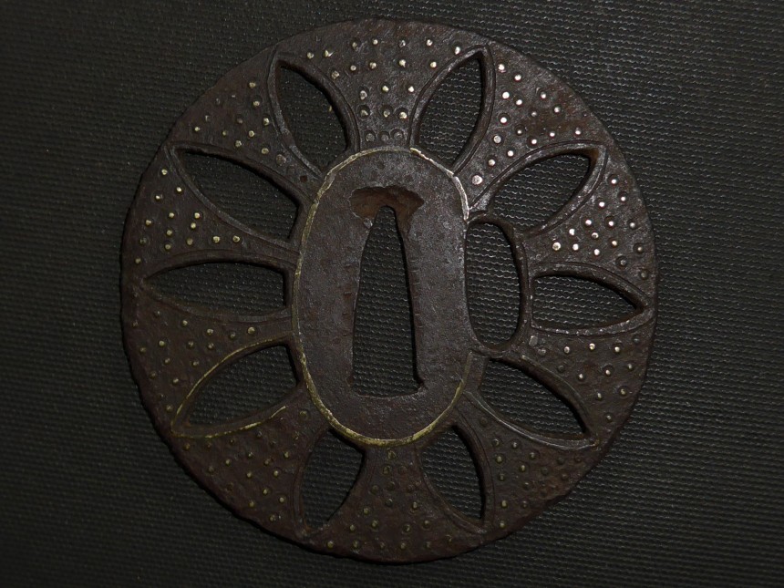 応仁鍔 室町 鉄、真鍮象嵌、透かし 直径7.6×0.25cm 60g
