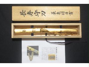 国宝梨地螺鈿金装餝剣 金属製 総重量2.9kg 模造刀 剣掛け台付★中古品 国宝梨地螺鈿金装餝剣 金属製 総重量2.9kg 模造刀 剣掛け台付