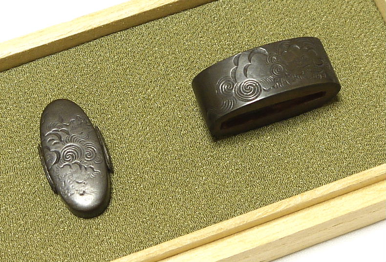 縁頭】－獅子牡丹図－(銘)菊池序定 花押 *赤銅地* 毛彫！37.5㎜ 桐箱付